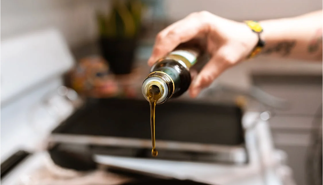 ¿Cómo conservar el AOVE en casa? Guía y mitos culinarios