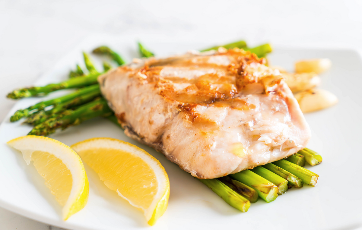 Merluza con jamón y espárragos verdes al dente