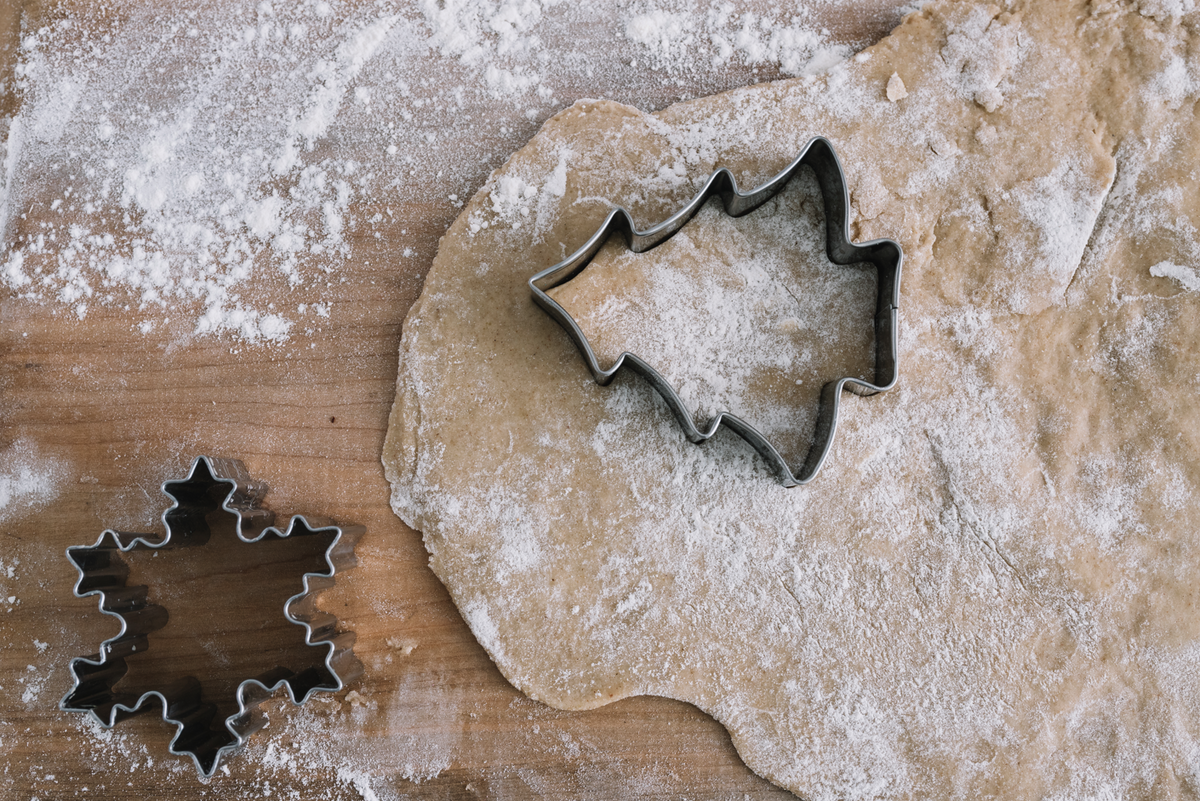 Mini árboles de navidad con hojaldre y pesto para hacer con los peques