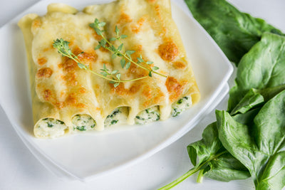 Canelones rellenos de bacalao, espinacas y piñones