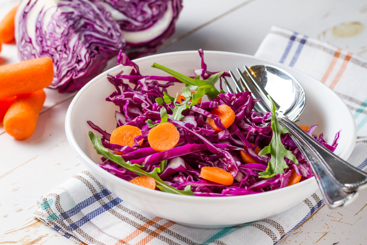 Ensalada crujiente de lombarda, manzana y zanahoria