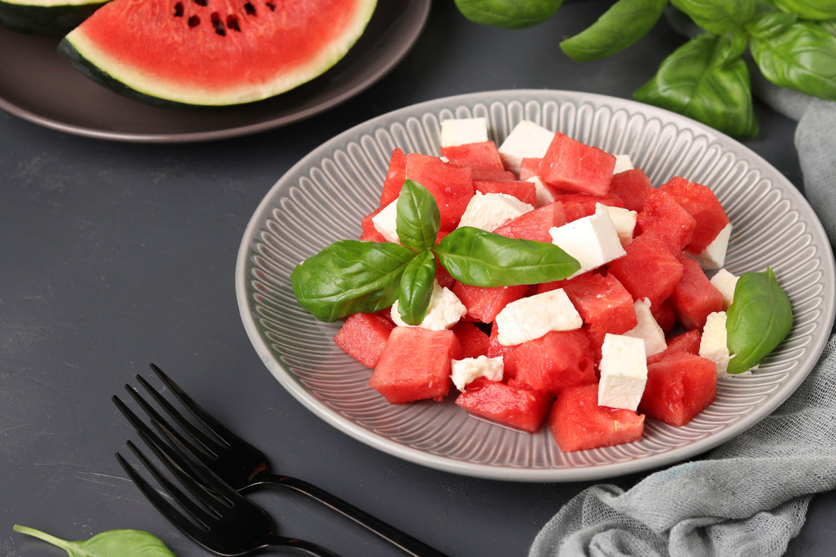 Ensalada de espinacas y queso feta con frutas de temporada