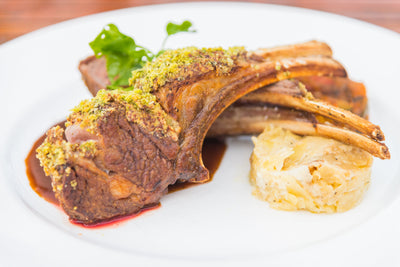 Chuletillas de cordero con costra de pistacho y naranja