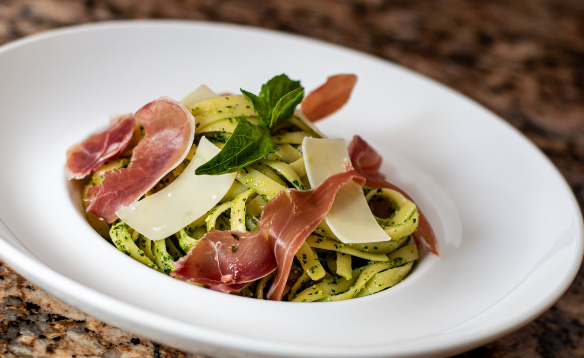 Tallarines con pesto de pistachos y jamón serrano
