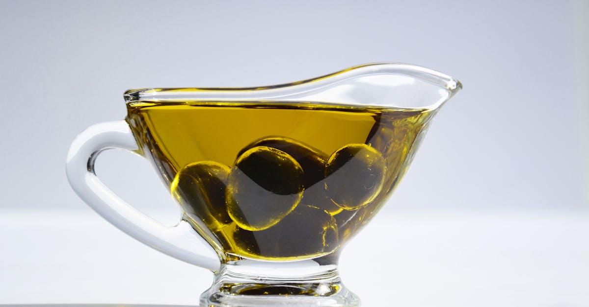 Foto De Aceitunas En Taza De Aceite De Oliva