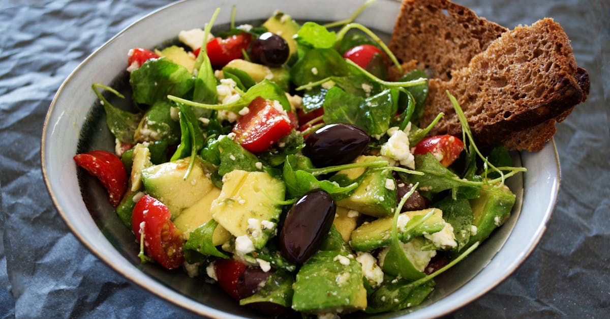 Ensalada De Verduras Con Pan De Trigo Al Lado