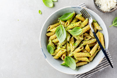 Pasta con pesto y fresas