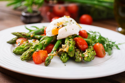 Espárragos trigueros y cherrys asados con salsa de pesto y burrata