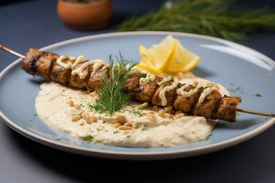 Hummus con brochetas de pavo