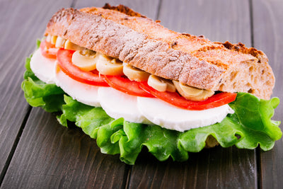 Bocadillo caprese de pollo