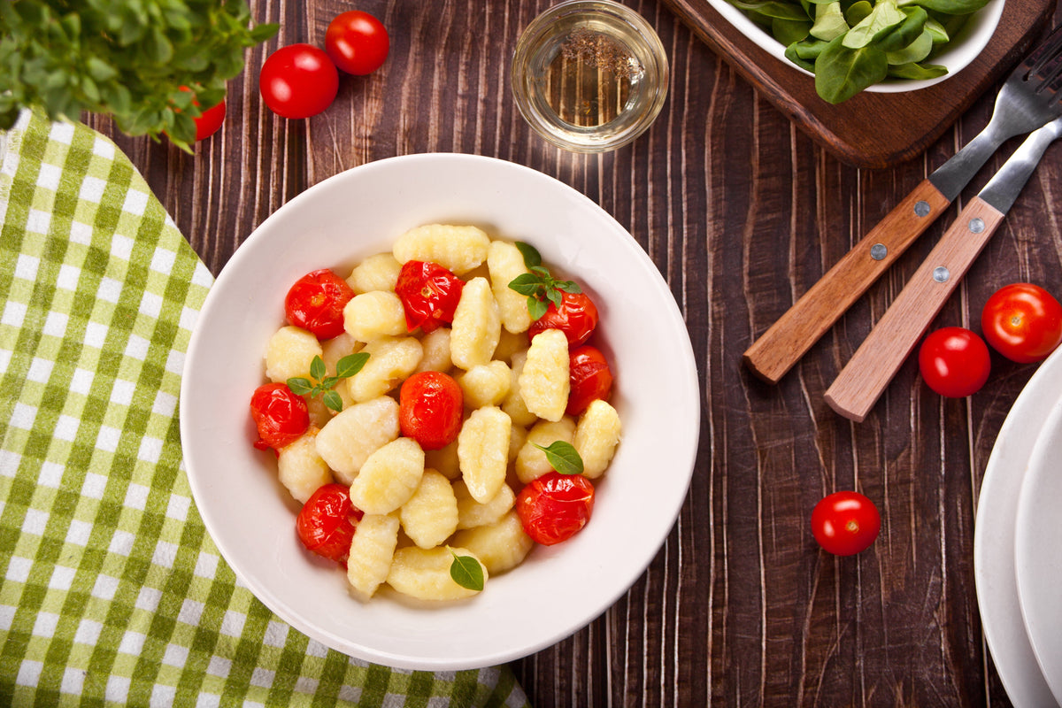 Ñoquis crujientes con tomate, queso y espinacas